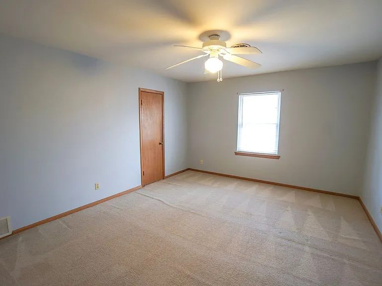 906 Carey Dr — Photo 11