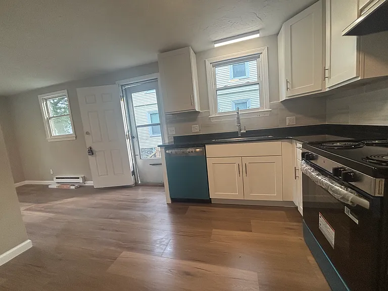162-164 Essex St #1 — Photo 3