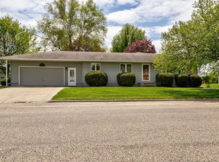 208 3rd St NE, State Center, IA 50247