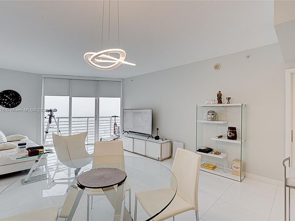 3rd image of 325 Biscayne Blvd #4216
