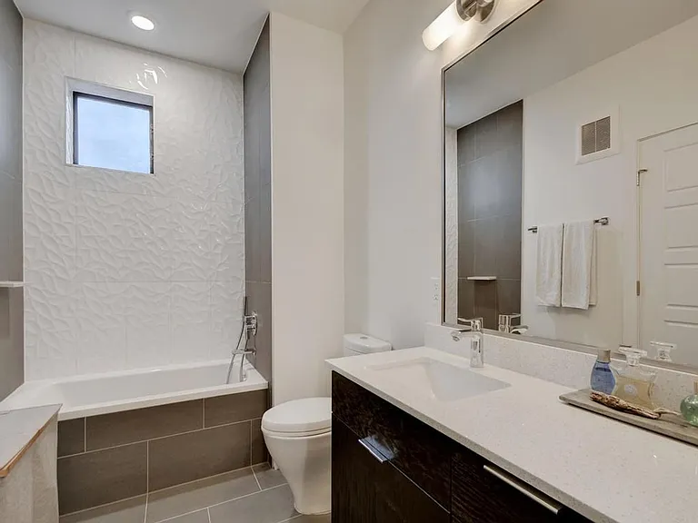 1615 E 7th St #301 — Photo 9
