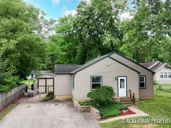 395 Pleasant St NW, Comstock Park, MI 49321