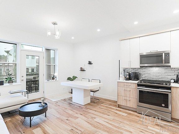 3rd image of 657 De Graw St