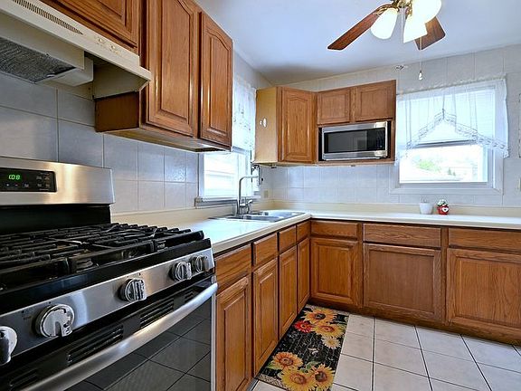 5th image of 236 E Armitage Ave