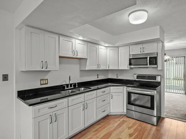 2970 Mendon Rd APT 76, Cumberland, RI 02864