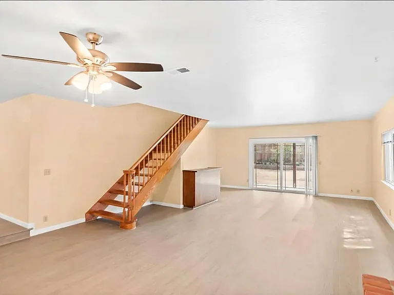 4675 Englewood Dr — Photo 2