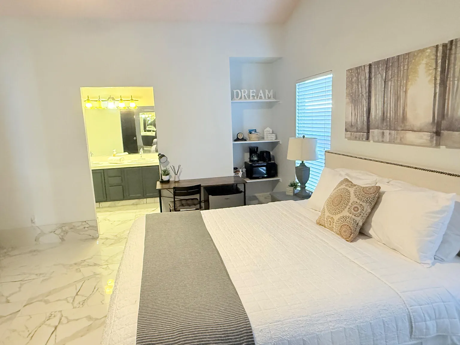4 bed, 2.0 bath, 2240 sqft, $1,594 — Photo 2