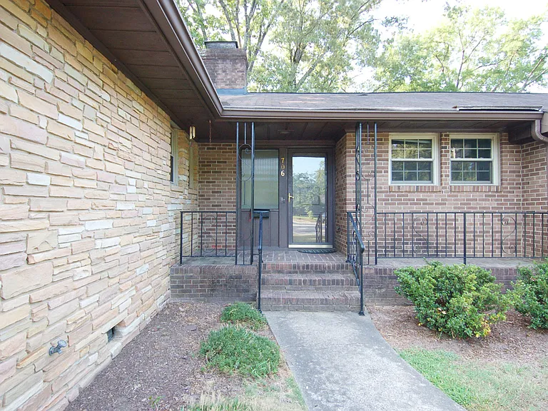 706 Smedes Pl — Photo 2