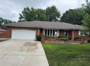 1009 SW Sunrise Dr, Blue Springs, MO 64015