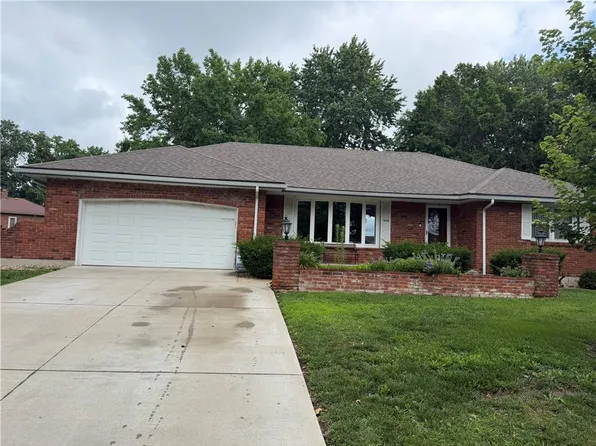 1009 SW Sunrise Dr, Blue Springs, MO 64015