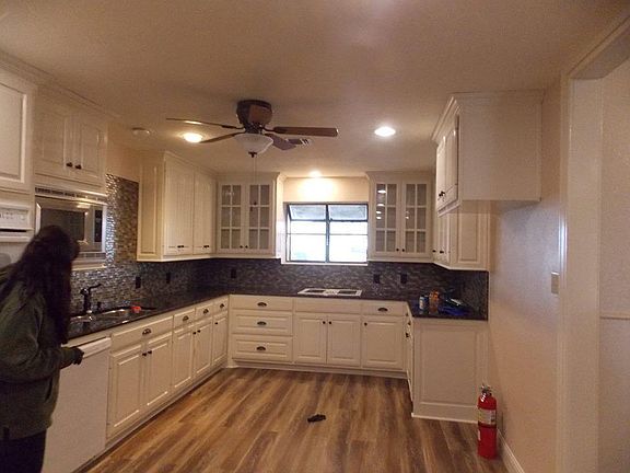  Kitchen w/dbl oven, dishwasher,microwave,granite cntrs