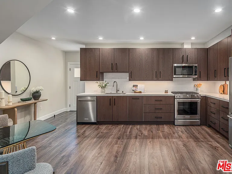 1147 N Beachwood Dr #5 — Photo 4