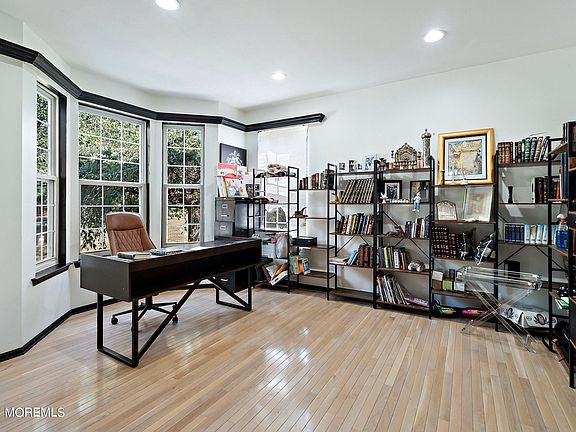 5th image of 178 Woodleigh Place
