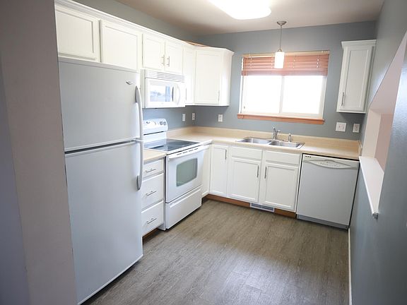 Bright, clean kitchen! Perfect for cooking! 
