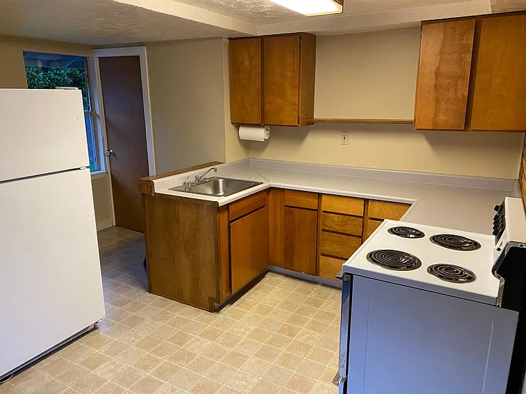 7187 N Fiske Ave — Photo 4