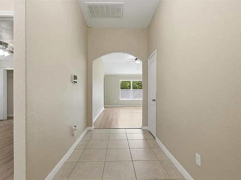 230 Silverleaf Dr — Photo 3