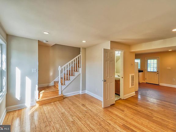 3rd image of 521 Foxhall Pl SE