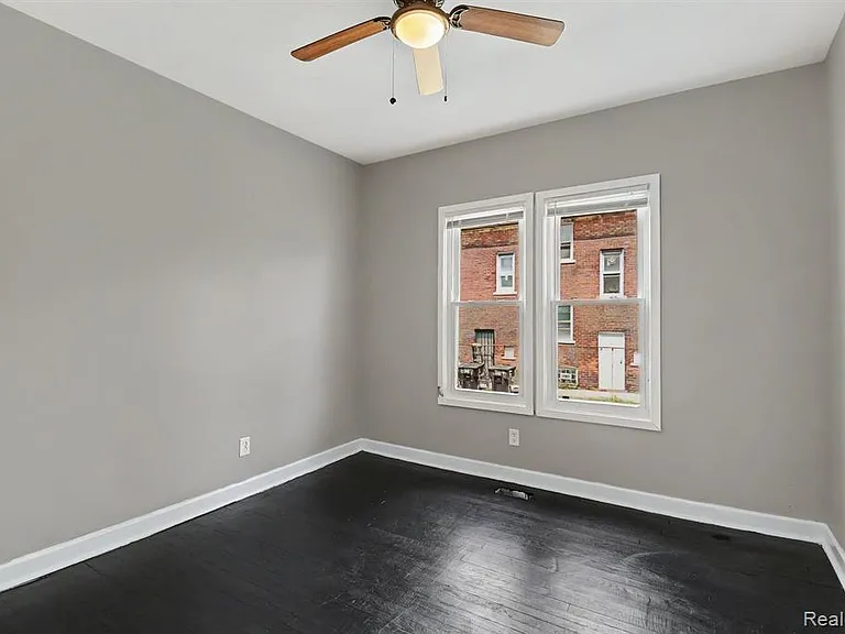 2731 Elmhurst St — Photo 9