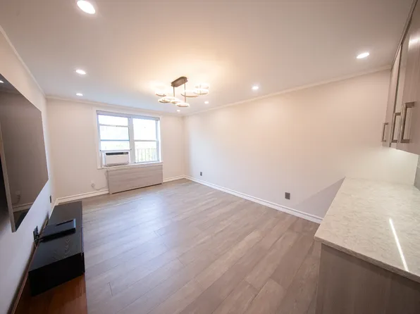 2531 East 7th Street image 8 of 37