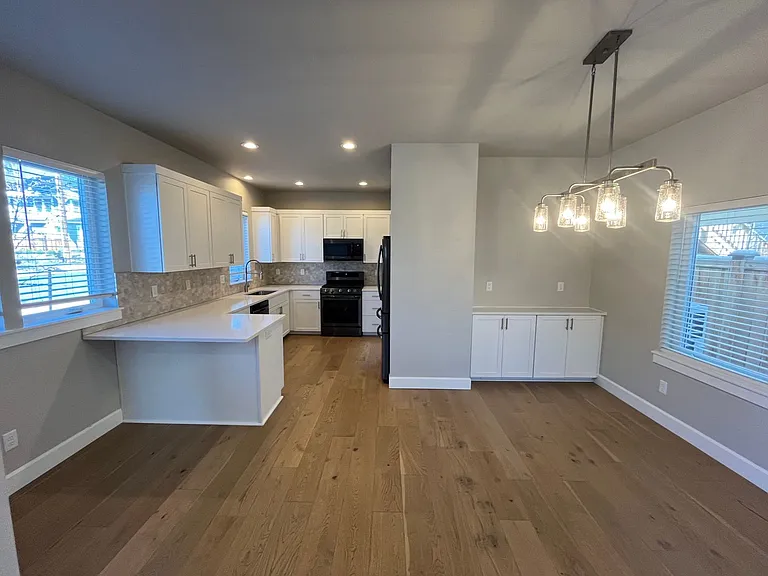 752 NW Ogden Ave — Photo 5