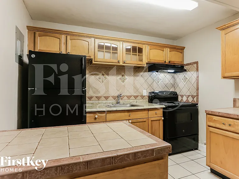 2322 N 28th Ave — Photo 6
