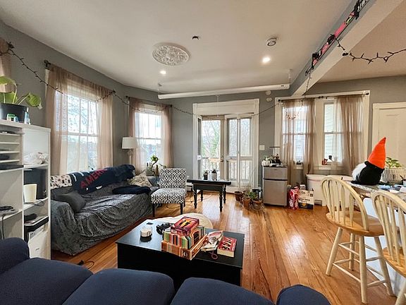3rd image of 18 Sunset St
