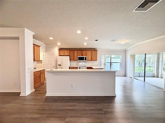 3rd image of 5695 SW 39th St