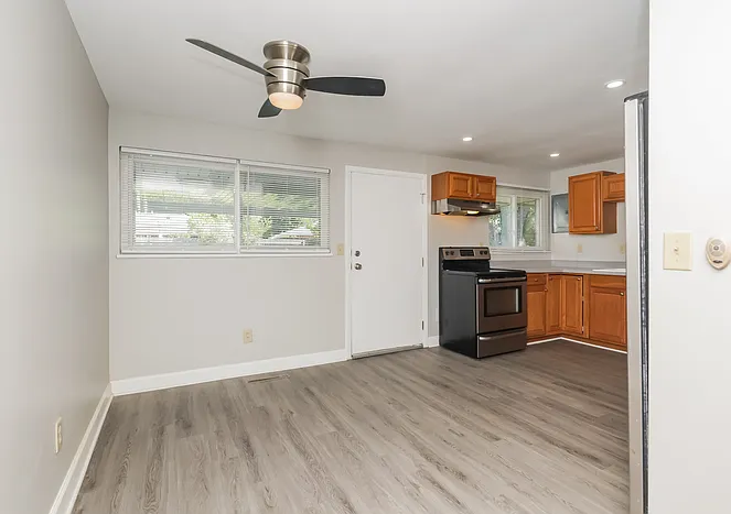 3 bed, 2.0 bath, 1080 sqft, $1,545 — Photo 3