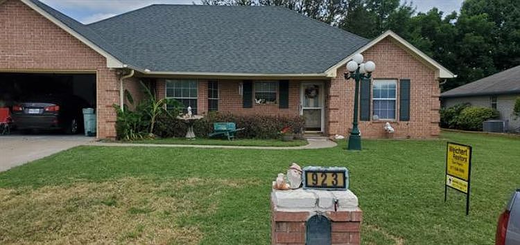1st image of 923 Sylvia St