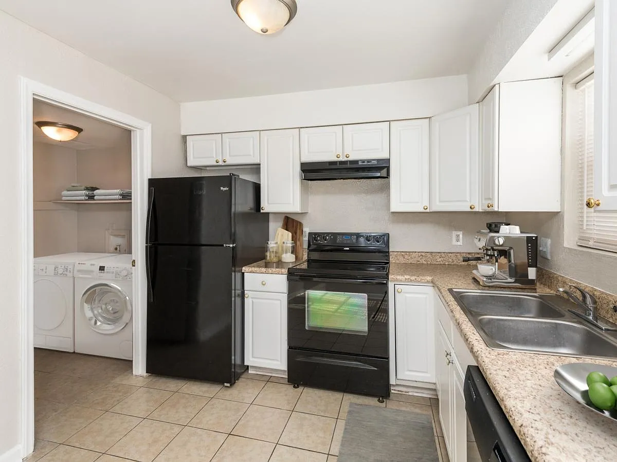 Country Club Apartments — Photo 3
