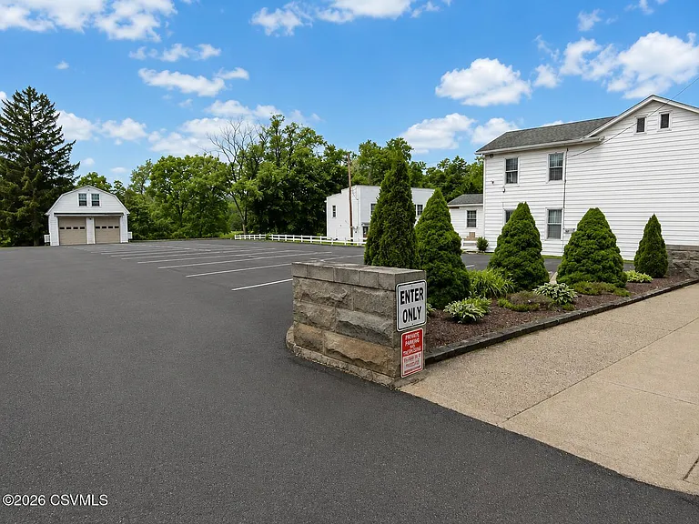 117 N Market St — Photo 3