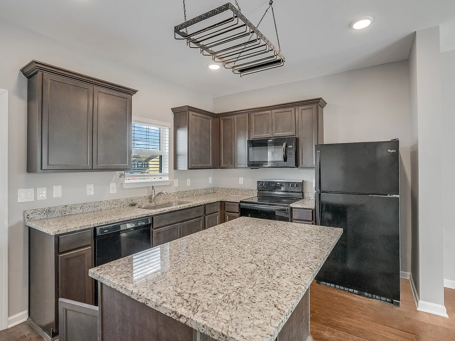 2 bed, 2.5 bath, 1167 sqft, $1,600 — Photo 3