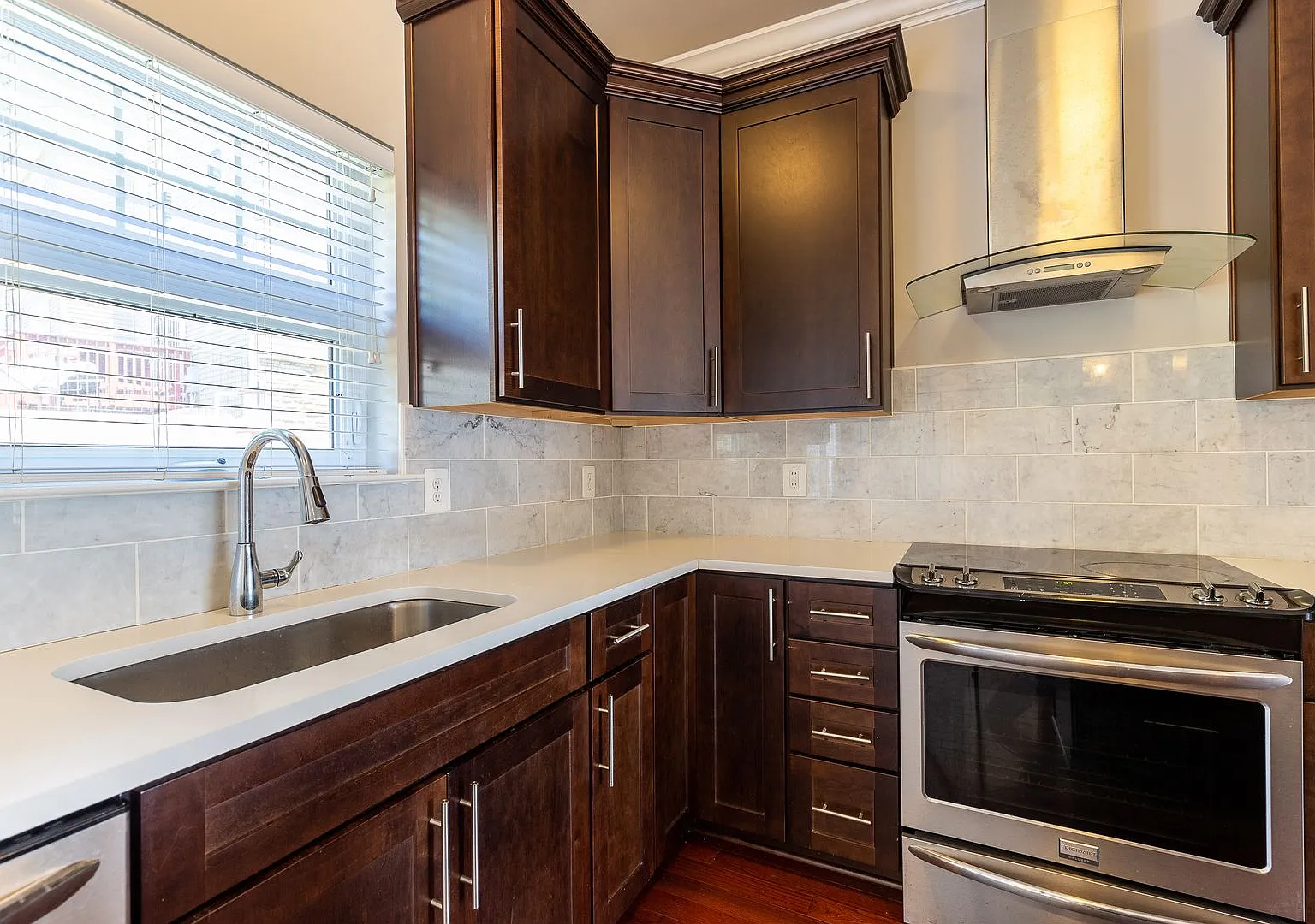Luxurious 3 Bedroom plus Den Available in Congress Heights — Photo 4
