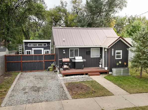 816 8th Ave NE, Minot, ND 58703