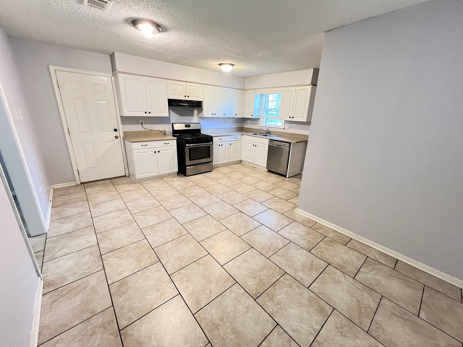 3 bed, 2209 sqft, $1,350 — Photo 4