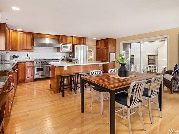 5th image of 3811 42nd Ave NE