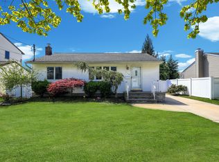 118 New Hampshire Ave, Massapequa, NY 11758