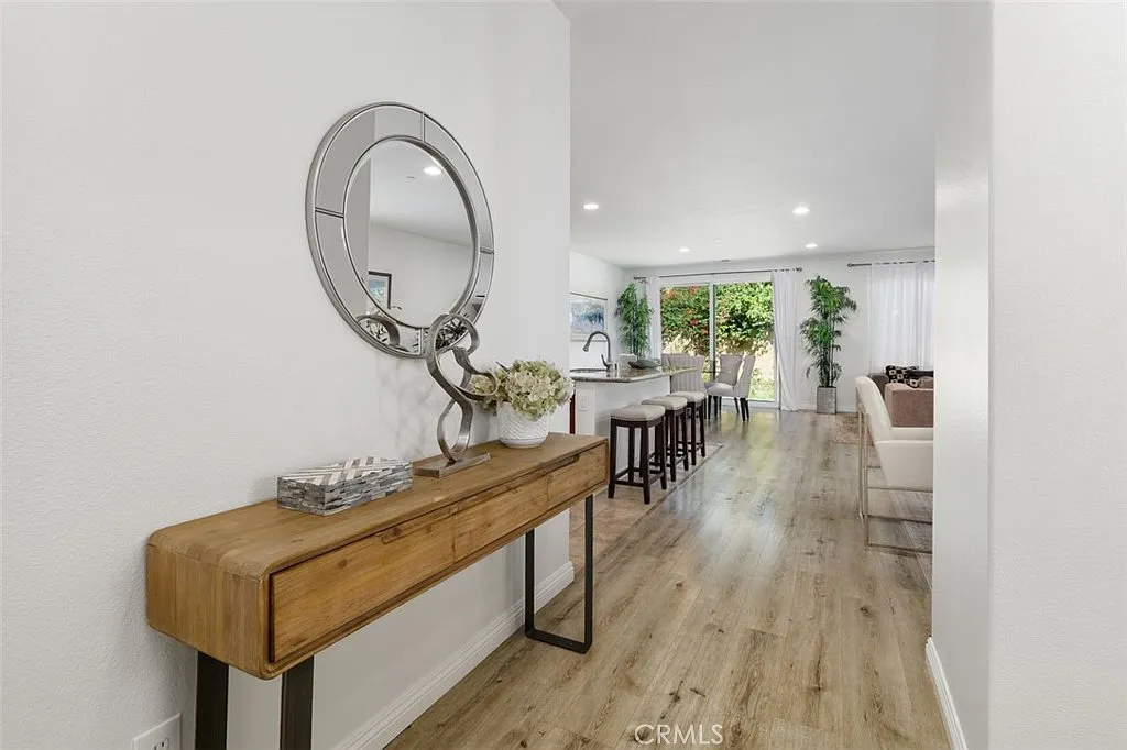 4 bed, 2.5 bath, 2190 sqft, $6,000 — Photo 4