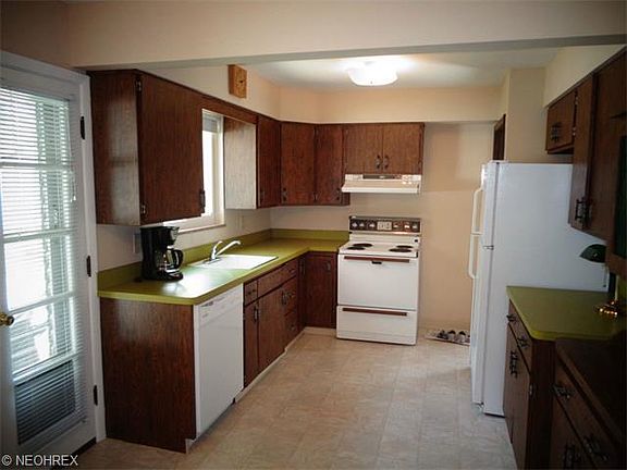 4th image of 405 E 272nd St