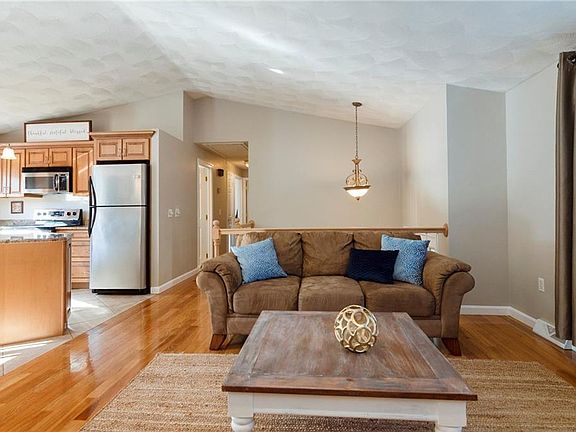 4th image of 374 Butternut Dr