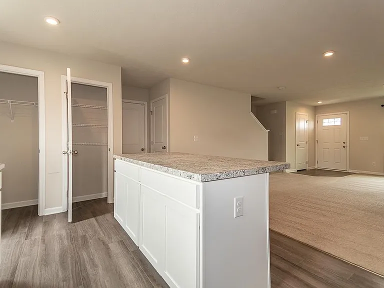 472 Roberta Dr — Photo 4