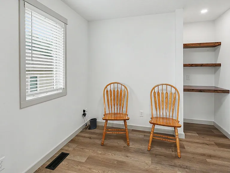 1009 E 6th St — Photo 8