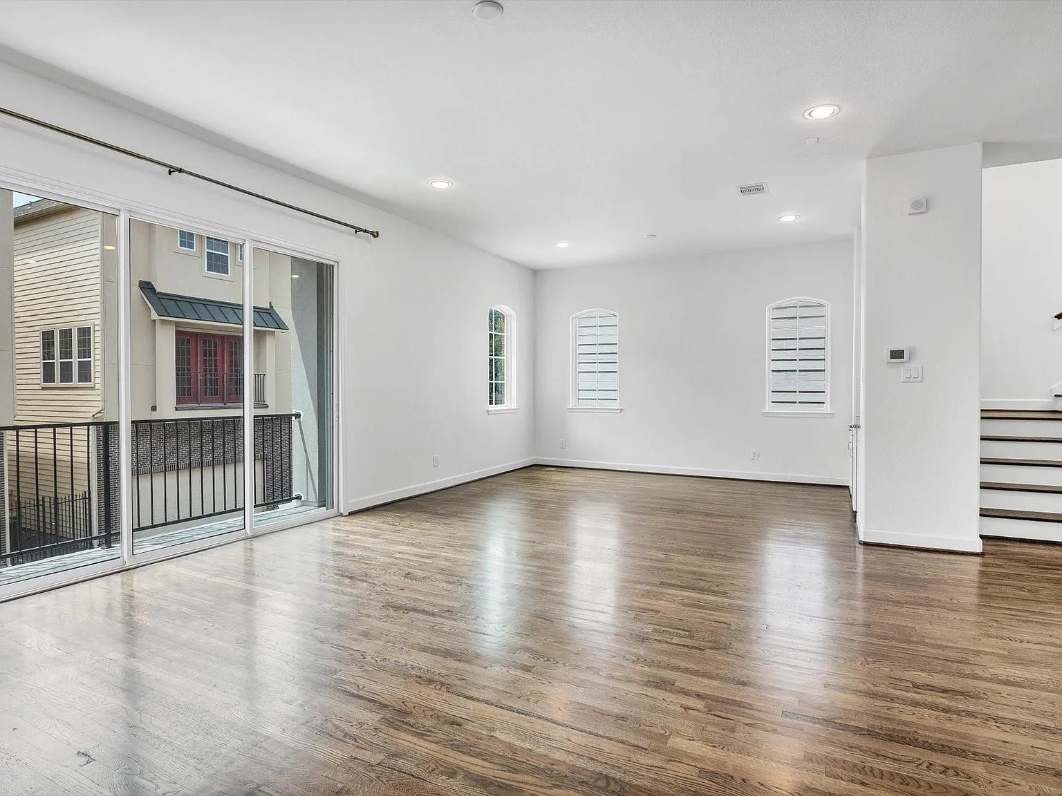 3 bed, 3.5 bath, 2288 sqft, $3,400 — Photo 3