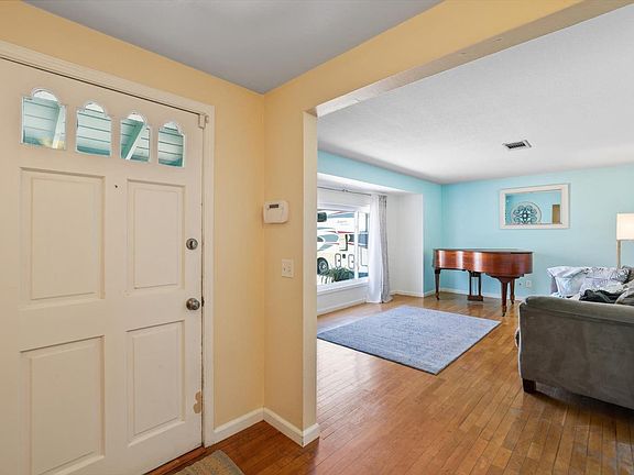 2nd image of 409 Dahlia Street