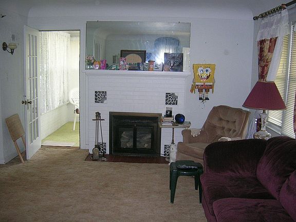 LR w/ fireplace