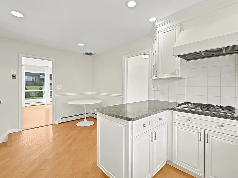60 Oakland Ave — Photo 22