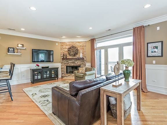 4th image of 2450 W Montrose Ave #2W