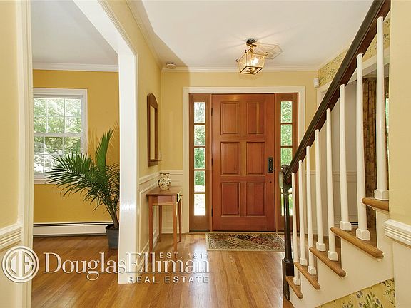 4th image of 35 Brook Farm Ln