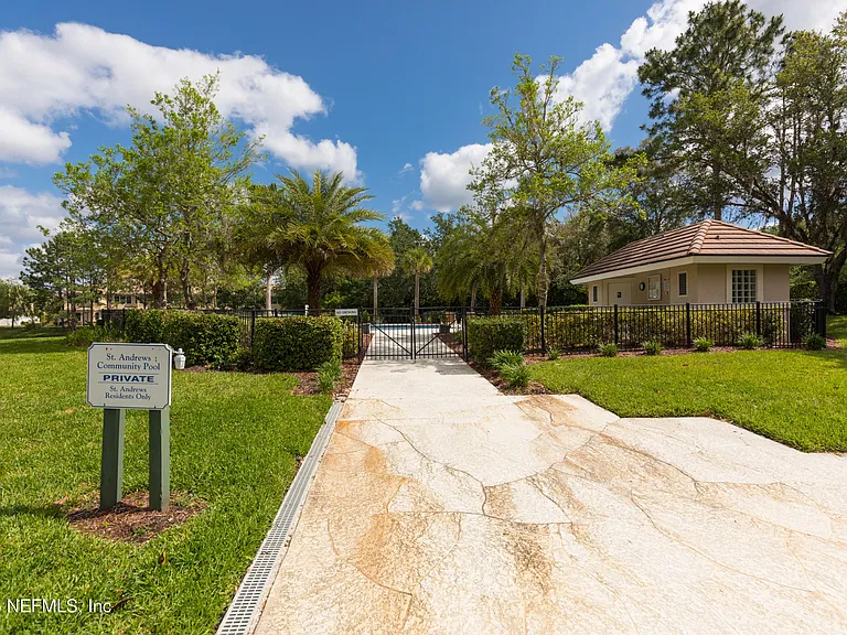 212 Island Green Dr — Photo 32