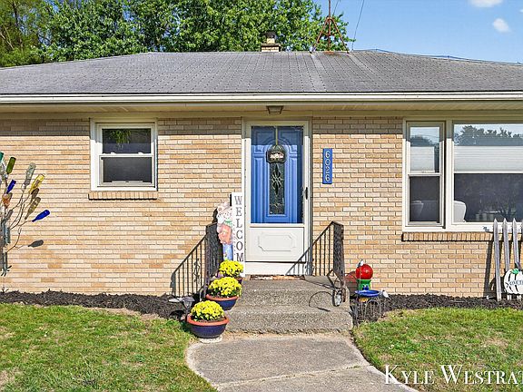 5th image of 6026 Belmont Ave NE